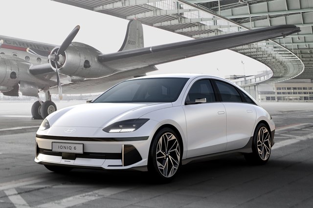 Tiếp nối crossover IONIQ 5, IONIQ 6 l&agrave; mẫu sedan thuần điện đầu ti&ecirc;n của Hyundai.