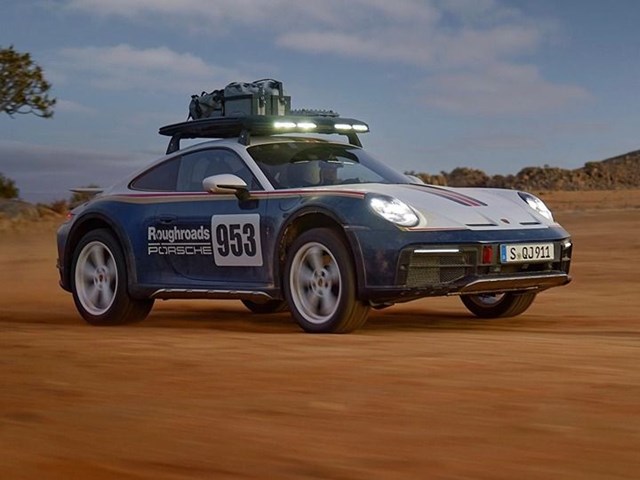 Khi được n&acirc;ng l&ecirc;n tối đa, khoảng s&aacute;ng gầm của 911 Dakar cao hơn 8cm so với 911 th&ocirc;ng thường.