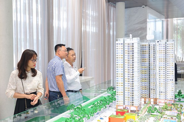 Chị Trần Thị Hồng trong buổi tham quan dự &aacute;n Hanoi Melody Residences
