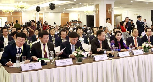 L&atilde;nh đạo tỉnh Vĩnh Ph&uacute;c, đại diện Bộ Ngoại giao, Bộ KH&amp;ĐT, Đại sứ qu&aacute;n H&agrave;n Quốc tại Việt Nam c&ugrave;ng đ&ocirc;ng đảo nh&agrave; đầu tư H&agrave;n Quốc tại Hội thảo