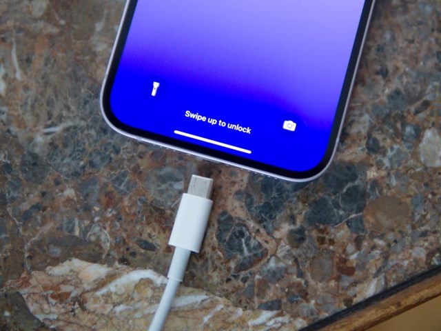 Giới hạn tốc độ chuyển dữ liệu c&oacute; lẽ cũng l&agrave; c&aacute;ch để Apple hợp thức h&oacute;a việc tăng gi&aacute; iPhone mới.