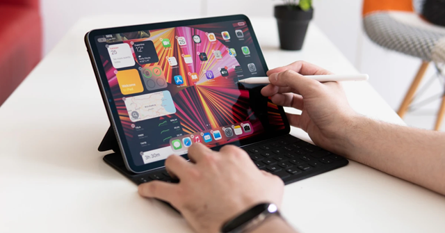 Trang bị chuẩn Thunderbolt 3 gi&uacute;p iPad Pro M1 c&oacute; khả năng sao ch&eacute;p dữ liệu rất nhanh.