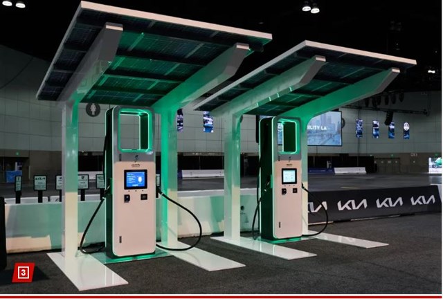 C&aacute;c nh&agrave; b&aacute;n lẻ t&ecirc;n tuổi ở Mỹ đang gấp r&uacute;t lắp đặt hạ tầng sạc để phục vụ số lượng kh&aacute;ch h&agrave;ng d&ugrave;ng xe điện ng&agrave;y c&agrave;ng tăng nhằm giữ ch&acirc;n kh&aacute;ch h&agrave;ng. Ảnh: New York Post