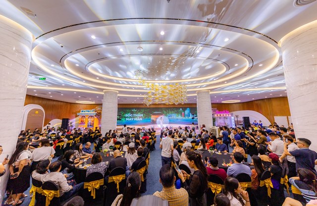 Kh&aacute;n ph&ograve;ng tại Vincom Megamall Ocean Park chật k&iacute;n h&agrave;ng trăm kh&aacute;ch h&agrave;ng h&agrave;o hứng tham dự sự kiện bốc thăm