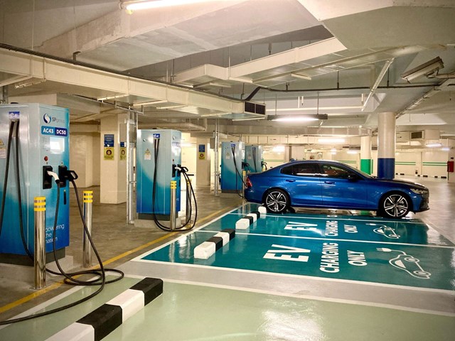 Theo luật Singapore, c&aacute;c t&ograve;a nh&agrave; mới v&agrave; những t&ograve;a nh&agrave; đang cải tạo phải trang bị tối thiểu 1 điểm sạc xe điện cho mỗi 25 vị tr&iacute; đỗ. Ảnh: Plugshare