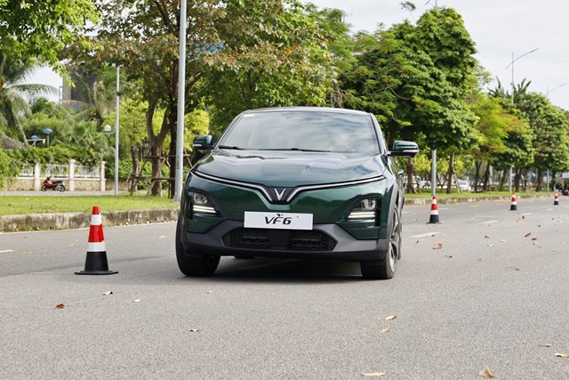 VF 6 l&agrave; v&iacute; dụ điển h&igrave;nh cho việc xe điện VinFast c&oacute; h&agrave;m lượng c&ocirc;ng nghệ an to&agrave;n hơn hẳn xe xăng c&ugrave;ng ph&acirc;n kh&uacute;c.