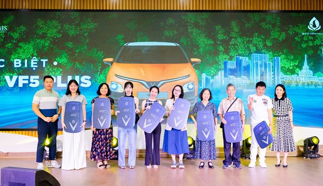 Chủ nh&acirc;n giải thưởng gi&aacute; trị h&ograve;a chung cảm x&uacute;c h&acirc;n hoan khi được tự tay &ldquo;rinh&rdquo; về phần thưởng khủng.