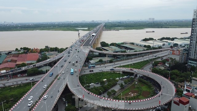 Cầu Vĩnh Tuy 2 đ&aacute;p ứng nhu cầu vận tải tăng cao giữa trung t&acirc;m Thủ đ&ocirc; với ph&iacute;a Bắc v&agrave; Đ&ocirc;ng Bắc th&agrave;nh phố