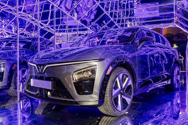 Mẫu SUV hạng C của VinFast ch&iacute;nh thức ra mắt giới mộ điệu trong nước lần đầu ti&ecirc;n tại triển l&atilde;m &ldquo;VinFast - V&igrave; tương lai xanh&rdquo;