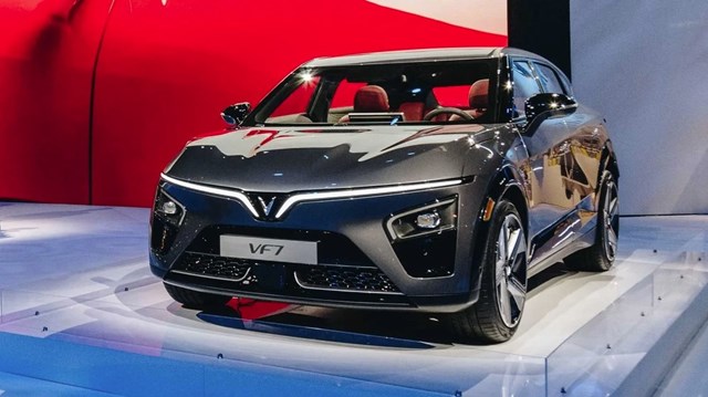 VF 7 được đ&aacute;nh gi&aacute; cao bởi giới chuy&ecirc;n gia v&agrave; b&aacute;o ch&iacute; về thiết kế cũng như th&ocirc;ng số kỹ thuật ấn tượng