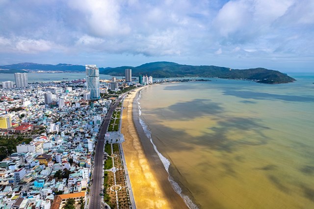 Th&agrave;nh phố Quy Nhơn nh&igrave;n từ tr&ecirc;n cao. Ảnh: Nguyễn Phan Dũng Nh&acirc;n