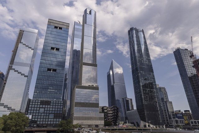 T&ograve;a nh&agrave;&nbsp;Hudson Yards, Manhattan, Mỹ (giữa) bao bọc bởi k&iacute;nh, c&oacute; tới 100 tầng v&agrave; l&agrave; địa điểm được nhiều c&ocirc;ng ty, tập đo&agrave;n lớn lựa chọn đặt văn ph&ograve;ng.