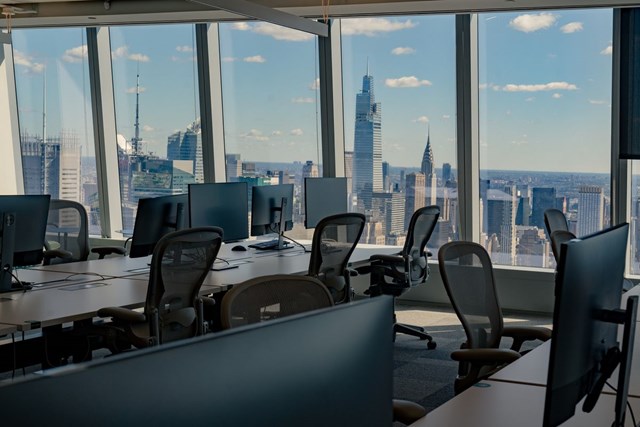 B&ecirc;n trong văn ph&ograve;ng Meta tại New York, sau gi&atilde;n c&aacute;ch v&igrave; dịch bệnh, lượng lớn nh&acirc;n sự l&agrave;m việc từ xa khiến c&aacute;c văn ph&ograve;ng thiếu vắng nh&acirc;n sự, ti&ecirc;u tốn c&aacute;c khoản chi ph&iacute; kh&ocirc;ng cần thiết.