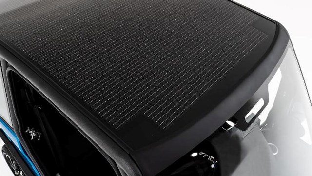 Phần n&oacute;c xe được phủ pin mặt trời gi&uacute;p xe nạp th&ecirc;m điện năng khi dừng đỗ.