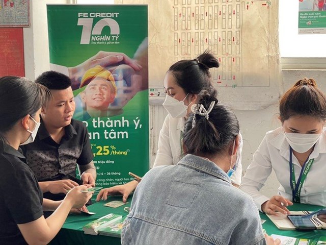 C&ocirc;ng nh&acirc;n tại tại khu C&ocirc;ng Nghiệp S&oacute;ng Thần 2, B&igrave;nh Dương tham gia buổi tư vấn thủ tục cho vay của FE CREDIT (Nguồn: FE CREDIT)