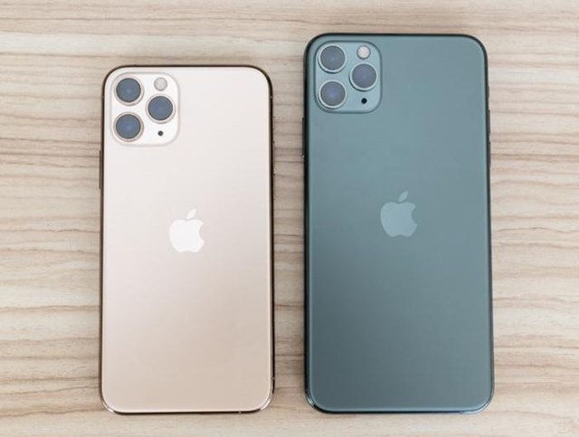 iPhone 11 Pro (b&ecirc;n tr&aacute;i) v&agrave; iPhone 11 Pro Max. Ảnh:&nbsp;Huy Đức