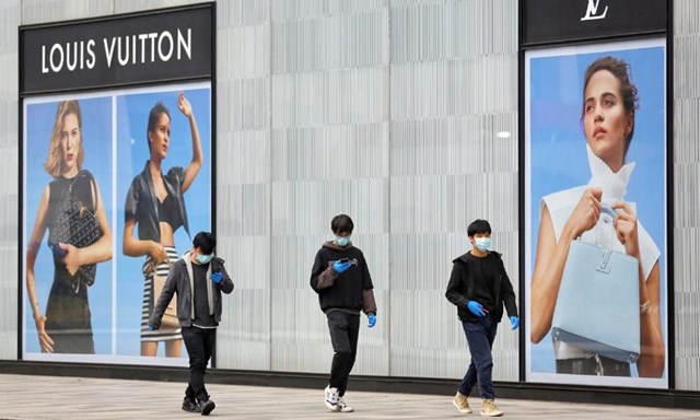 B&ecirc;n ngo&agrave;i một cửa h&agrave;ng Louis Vuitton ở Vũ H&aacute;n. Ảnh:&nbsp;CNN.