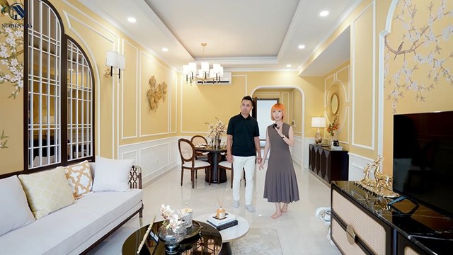 Vợ chồng admin Nghiện Nh&agrave; ấn tượng với trần cao v&agrave; kh&ocirc;ng gian rộng, tho&aacute;ng của căn hộ mẫu