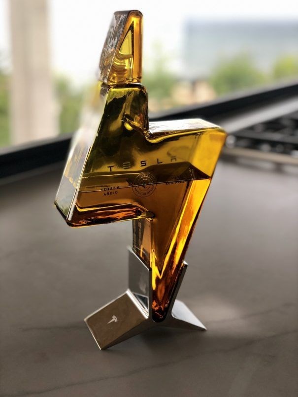 C&aacute;c vật phẩm kỉ niệm được Elon Musk tung ra đều ch&aacute;y h&agrave;ng chỉ trong khoảng thời gian ngắn c&ocirc;ng bố.