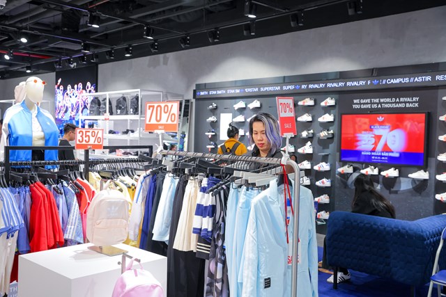 Khởi động &ldquo;b&atilde;o sale&rdquo; Black Friday, Adidas tung ưu đ&atilde;i khủng l&ecirc;n tới 70%