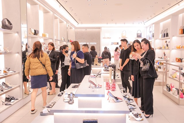 Tung ra ưu đ&atilde;i khủng l&ecirc;n tới 50% v&agrave; giảm th&ecirc;m 15% khi mua từ 03 sản phẩm, Charles &amp; Keith đ&oacute;n h&agrave;ng trăm lượt kh&aacute;ch ngay từ những ng&agrave;y đầu Black Friday