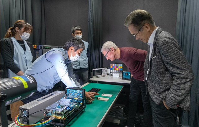 CEO Tim Cook gh&eacute; thăm cơ sở ph&aacute;t triển cảm biến ảnh của Sony.