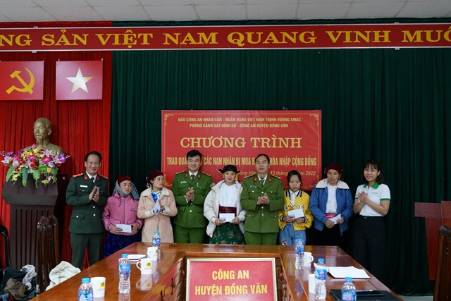 Tại H&agrave; Giang: đại diện FE CREDIT c&ugrave;ng B&aacute;o CAND đ&atilde; đến động vi&ecirc;n, chia sẻ với gia đ&igrave;nh, nạn nh&acirc;n bị mua b&aacute;n người