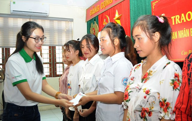 Đại điện FE CREDIT động vi&ecirc;n, chia sẻ với gia đ&igrave;nh, nạn nh&acirc;n bị mua b&aacute;n người, tại Cao Bằng