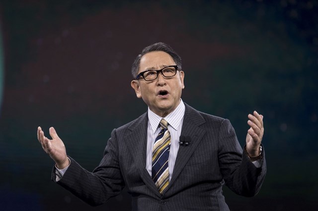 &Ocirc;ng Akio Toyoda ph&aacute;t biểu tại họp b&aacute;o h&ocirc;m 15/12 ở Nhật Bản. Ảnh: Bloomberg