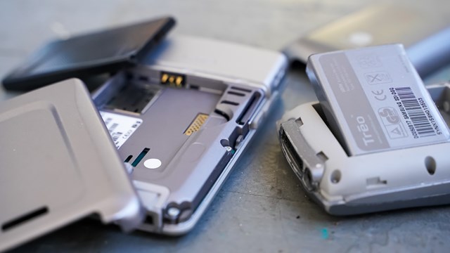 Thời đại của những chiếc smartphone pin rời c&oacute; thể sẽ quay trở lại tại Ch&acirc;u &Acirc;u.